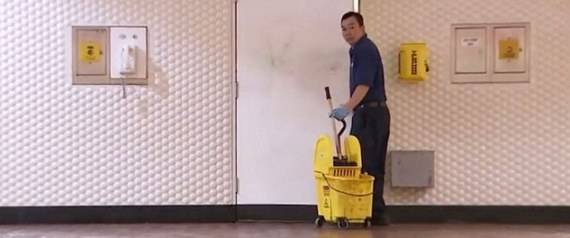 عامل نظافة يتقاضى 20 ألف دولار شهرياً!!