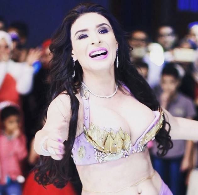 بالصورة الراقصة دينا تتخلى عن ملابسها الداخلية!