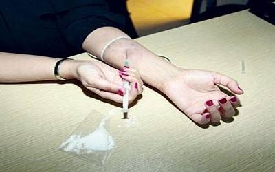 الأفيون ينتشر.. طالبات مدمنات على المخدرات!