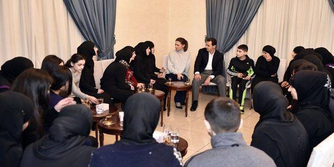 الرئيس الأسد وعقيلته يستقبلان عشرات النساء والأطفال الذين تم تحريرهم بعد اختطافهم من قراهم بريف اللاذقية من قبل مجموعات إرهابية