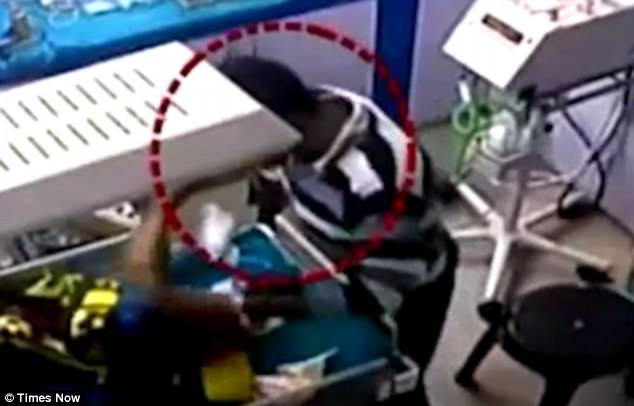 فيديو مروع.. عامل في مستشفى يكسر رجل طفل لسبب لن تتوقعوه