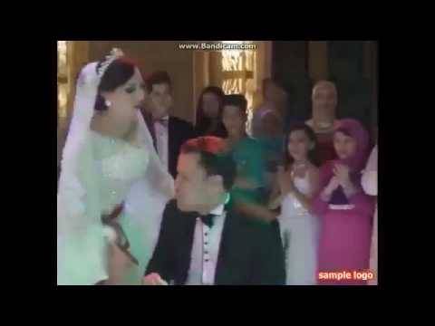 بالفيديو- عروس تتعرّض لموقف يحرجها ويضحكها بشكل هستيري!