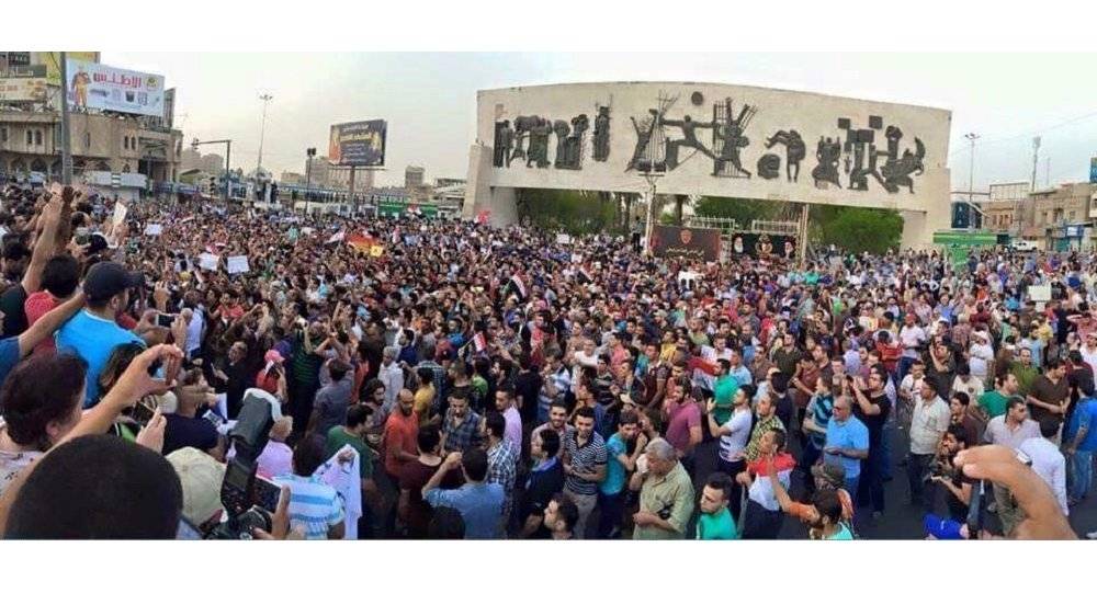 إطلاق القنابل المسيلة للدموع على المتظاهرين في بغداد