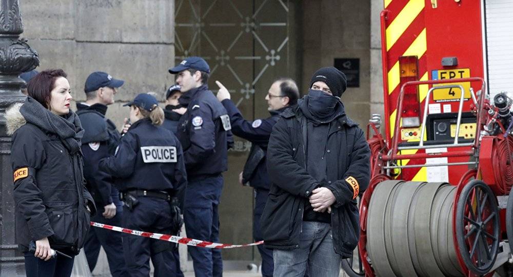 القبض على 4 أشخاص بينهم فتاة عمرها 16 عاما كانوا يخططون لعمليات إرهابية في باريس