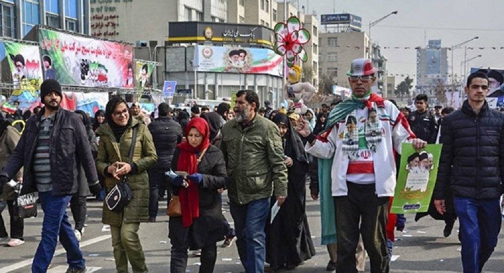 مئات الآلاف من الإيرانيين خرجوا تأييدا للثورة الإسلامية