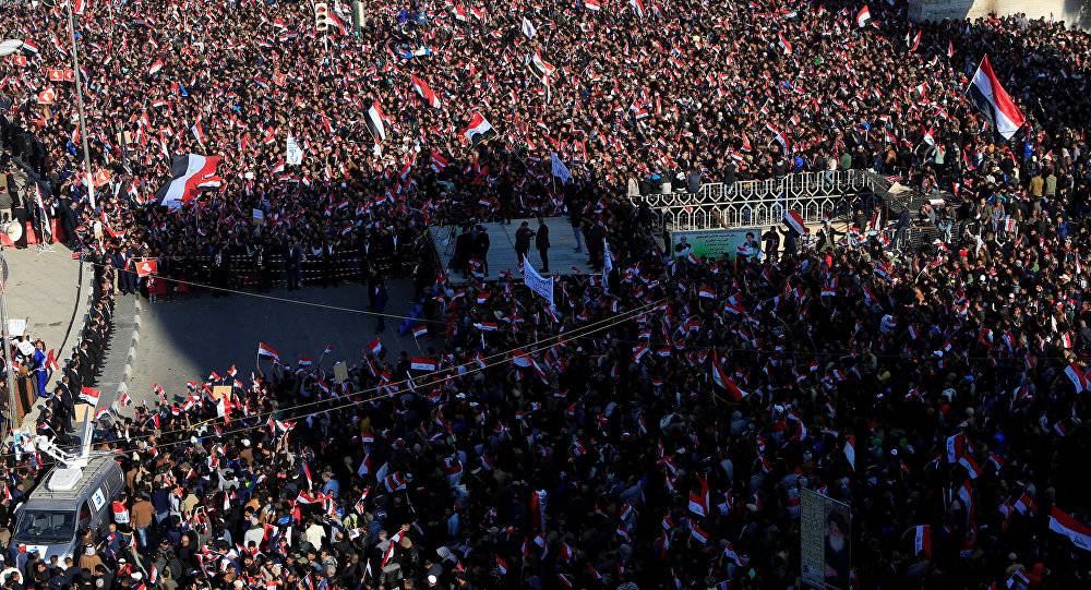 مقتل شرطي عراقي وجرح آخرين في اشتباكات مع محتجين في بغداد