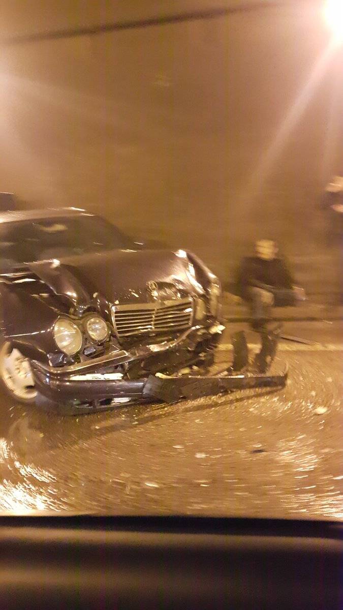 بالصورة.. حادث سير داخل نفق المطار باتجاه بيروت