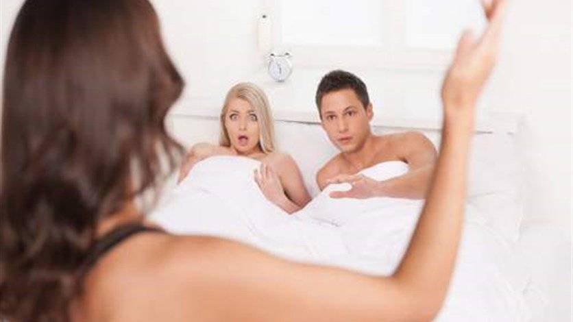 بالفيديو: ضبطت زوجها بوضعٍ حميم مع عشيقته... فكيف انتقمت منها؟