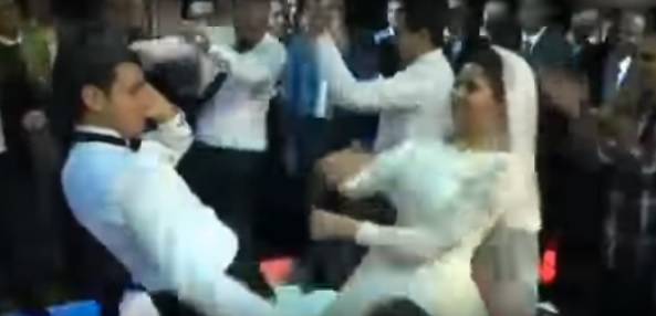 بالفيديو.. موقف محرج لعروس في حفل زفافها