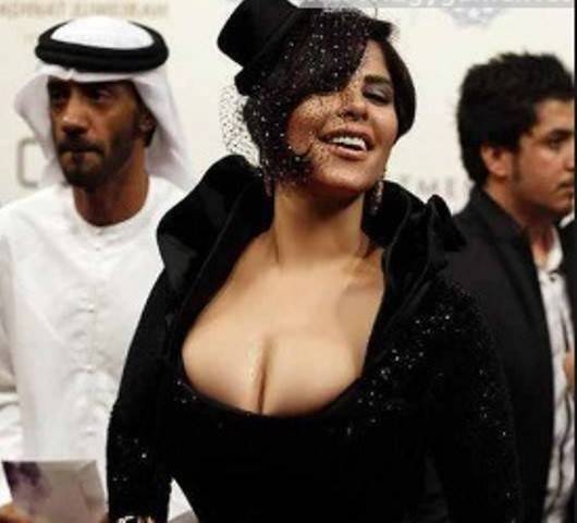 "سأنشر كل محادثاتك الفاضحة".. فنانة خليجية مهددة فكيف ردت؟!