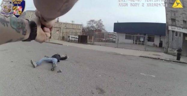 فيديو.. مواجهة قاتلة بين ضابط أميركي ومشتبه به