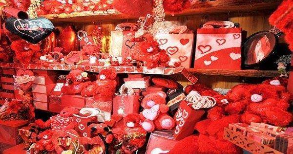قرض لعيد العشاق... السفر الى الخارج أوفر من سهرة في لبنان