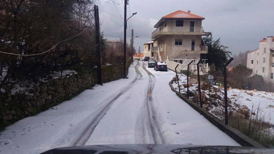 بالصور..الثلوج تغطي المناطق الوسطى في المتن الشمالي