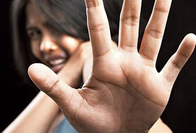 سألته المساعدة في إصلاح سيارتها.. فاستغل الفرصة واغتصبها!