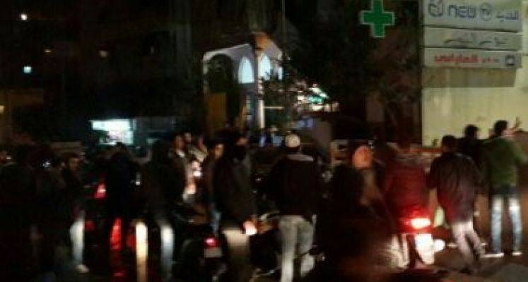 تجمع عدد من الشبان امام مبنى الجديد على خلفية تطاول الجديد على سماحة الإمام السيد موسى الصدر
