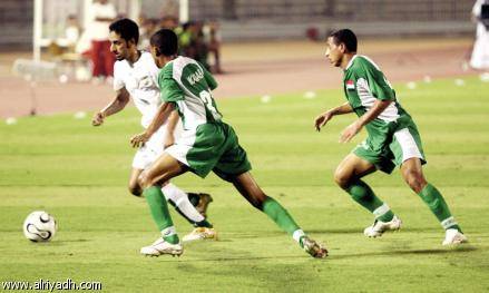 بالفيديو الطيران يقصف قرب الملعب واليمنيون يستمرون باللعب