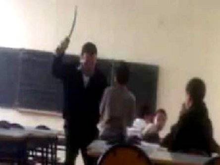 في لبنان.. ناظر يتعدي بالضرب على طالب على كافة أنحاء جسده و السبب المدرسة!!