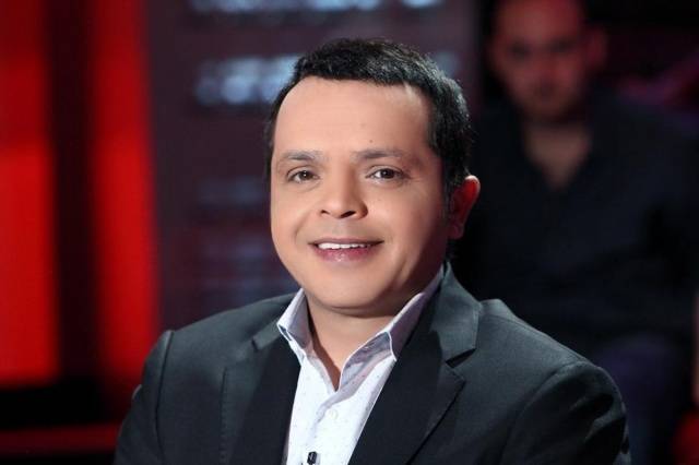 محمد هنيدي يكشف عن نجمين شهيرين كانا يغنيان وراءه في الكورس.. من هما؟