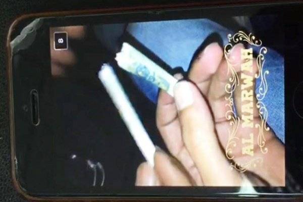 الإطاحة بمروج مخدرات عبر 