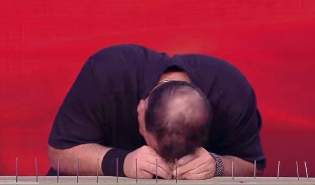 بالفيديو.. رجل يُثبّت 38 مسماراً باستخدام رأسه