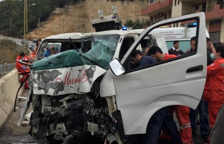 جريحان في حادث سير.. بين فان محمّل بالبيض وCRV