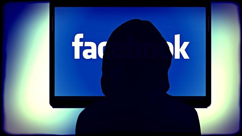 لا تتصفَّح "فيسبوك" قبل النوم.. 13 خطأً ترتكبه يومياً يضرُّ بصحتك
