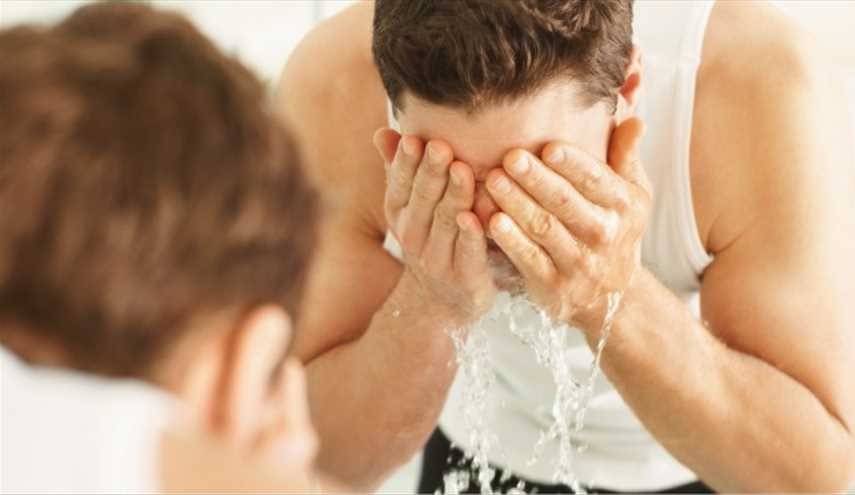 خطآن يرتكبهما الرجل عند غسل وجهه