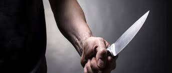 طعنه بسكّين في رقبته.. و أقدم على سلب شخص آخر!