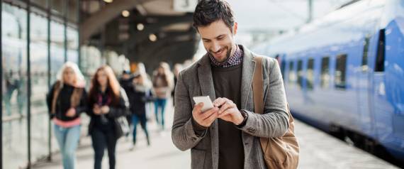 لماذا لا يتوقف ترامب عن تصفُّح هاتفه؟ أطباء نفسيون يحللون ..