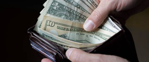 لأنك ستندم على المتع التي فوَّتها.. إليك 4 علامات تخبرك إذا كنت مهووساً بالمال