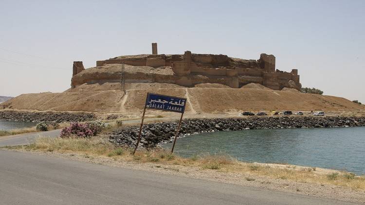 الجيش السوري يضع ضفاف بحيرة الأسد نصب عينيه