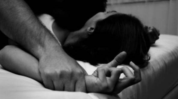 بالصور.. يترك زوجته لصديقه ليغتصبها كرماً منه!