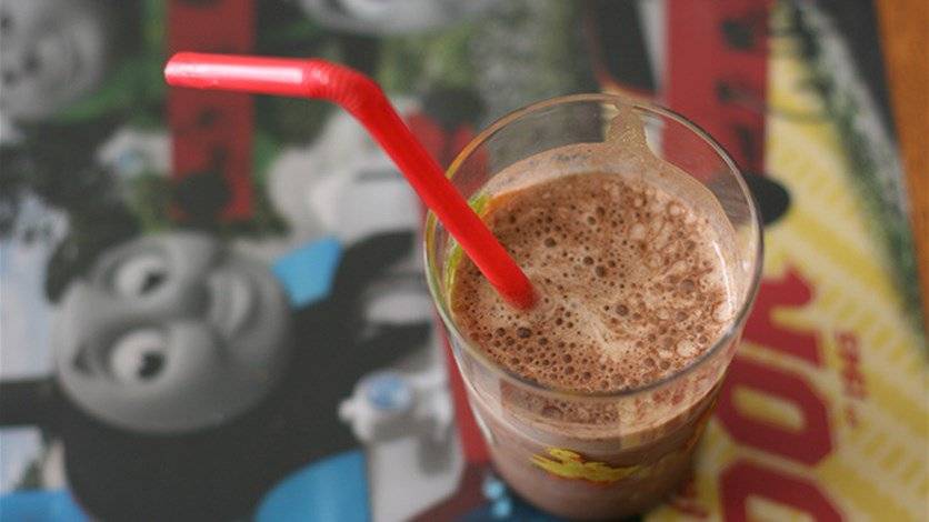 وجد أكياس كوكايين في علبة مخفوق الحليب بالشوكولاتة... إليكم ما فعله