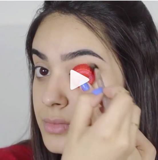 فيديو مذهل- استخدمت غطاء عبوة المشروبات الغازية لتطبق ظلال عيونها!