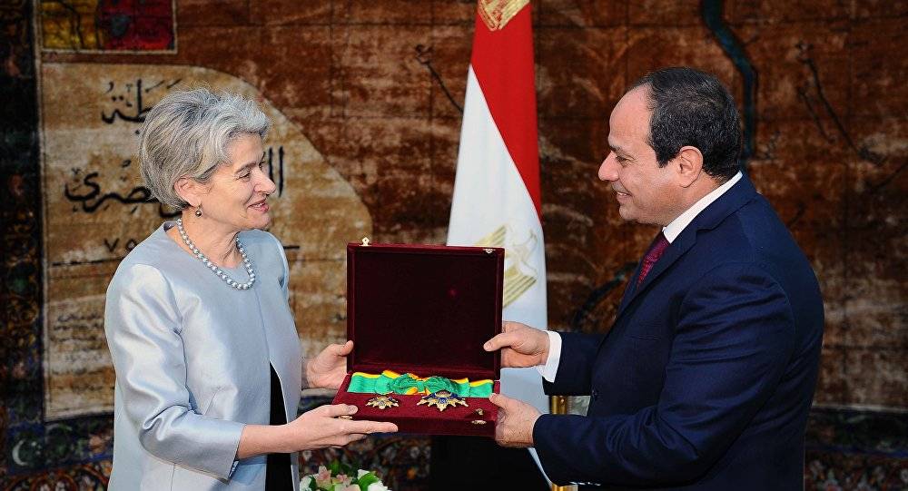 لماذا منح السيسي مديرة اليونسكو وسام الجمهورية من الطبقة الأولى