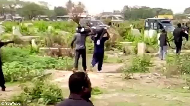 بالفيديو والصور.. شاهد ما فعله عمال الدفن بجثة رجل بسبب الأتعاب!!