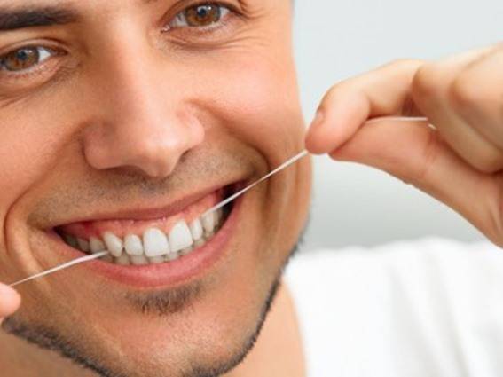 ما هي الطريقة الصحيحة لاستعمال خيط الأسنان؟