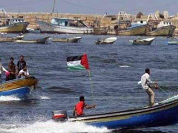 زوارق الاحتلال تستهدف الصيادين قبالة شواطئ غزة