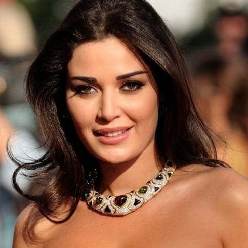 بالصورة : سيرين عبد النور وزوجها في لقطة رومانسية جداً في المصعد!