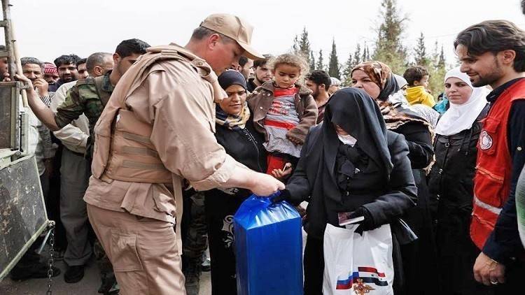 "حميميم" يواصل تقديم المساعدات الإنسانية للسوريين
