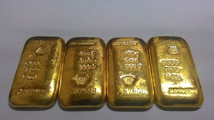 هندي يخفي 12 سبيكة من الذهب داخل أمعائه!