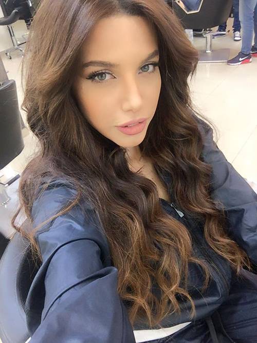 بالصور .. هل تذكرون مغنية "انا دانا انا دندن"؟ شاهدوا كيف أصبحت مع ابنيها!