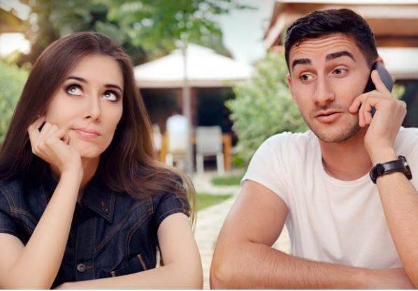 لحياة أسرية هادئة.. اسمحي لزوجك بالكذب!