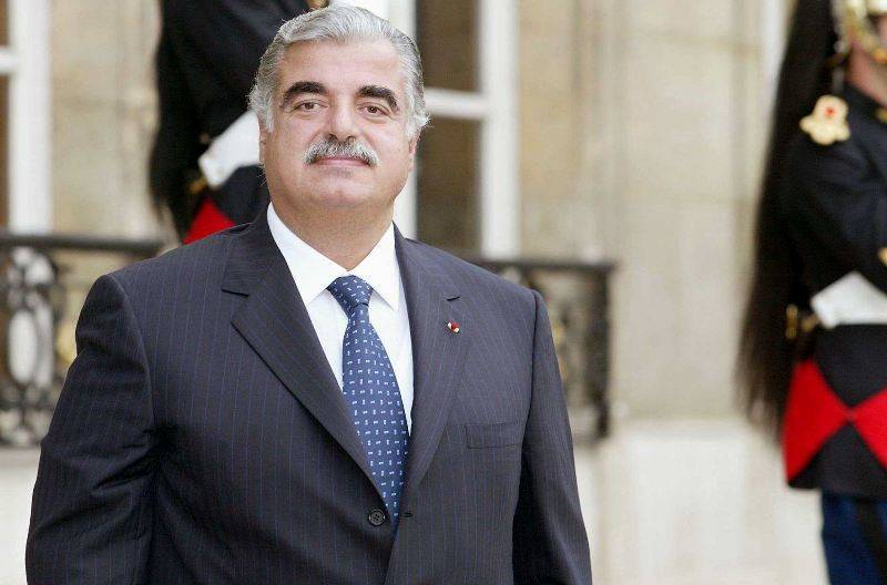 صورةٌ لرفيق الحريري في كلِّية الإعلام.. هذا ما كُتب عليها!