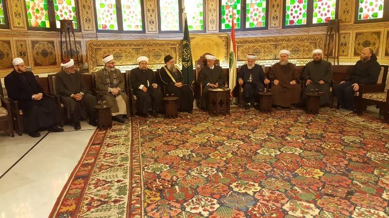 دريان التقى وفداً من "العلماء المسلمين" وشخصيات