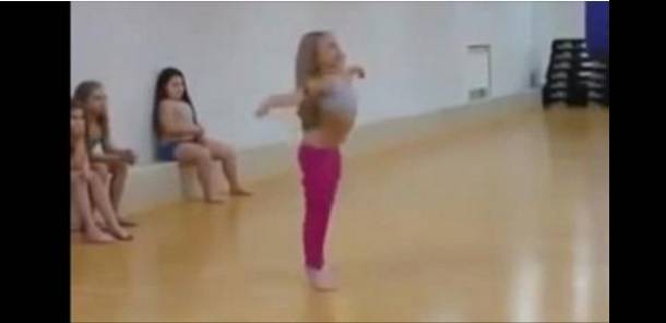 فيديو- طفلة تتحدى دينا بوصلة رقص