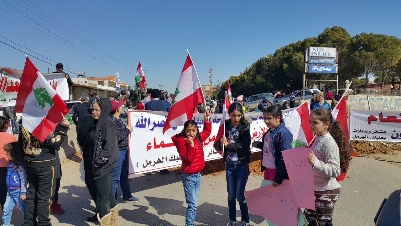 بالصورة.. قطع طريق بعلبك للمطالبة بالعفو العام