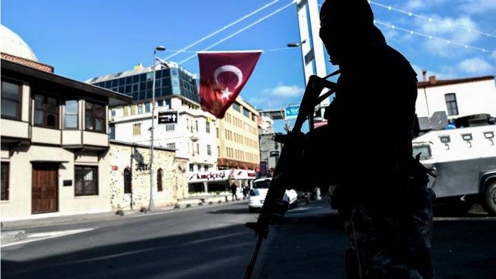 تفجير سيارة مفخخة قرب مبنى يقطنه مدعون عامون جنوب شرق تركيا