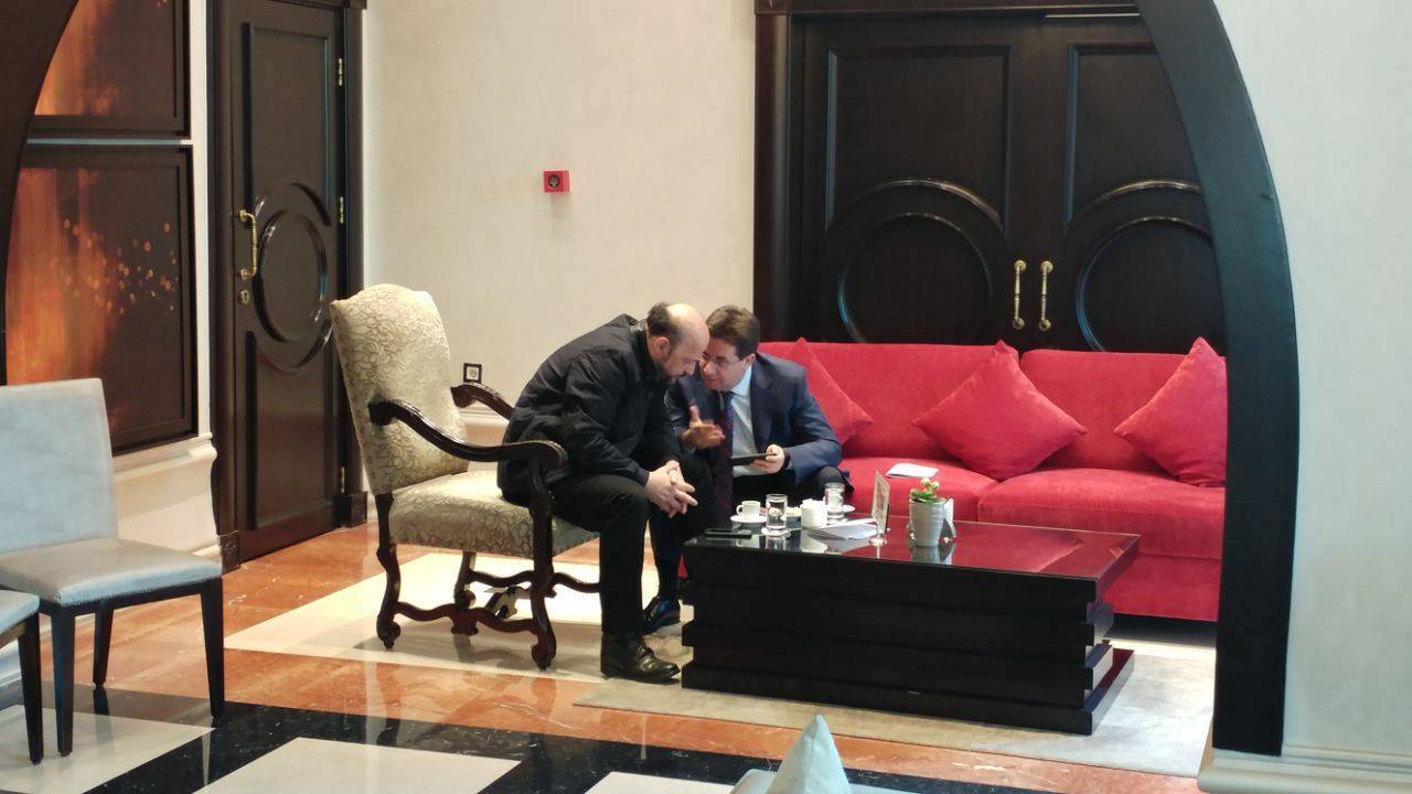 بالصورة: خلوة بين كنعان ورياشي على هامش مؤتمر البلديات