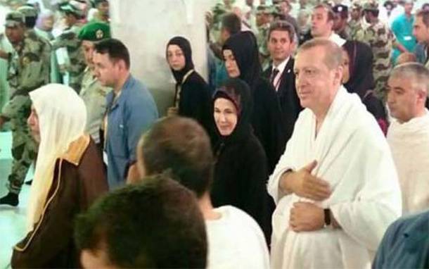 كاتب تركي يحلل سر عمرة أردوغان قبيل كل انتخابات!